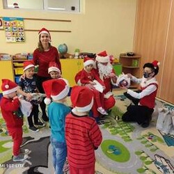 images/galeria/Mikołaj_u_pięciolatków/received_1064419494390121.jpg